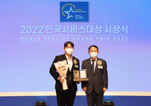 ▲ 주영수 롯데건설 상무(왼쪽)가 2022 한국서비스대상 시상식에서 수상 후 기념촬영을 하고 있다
