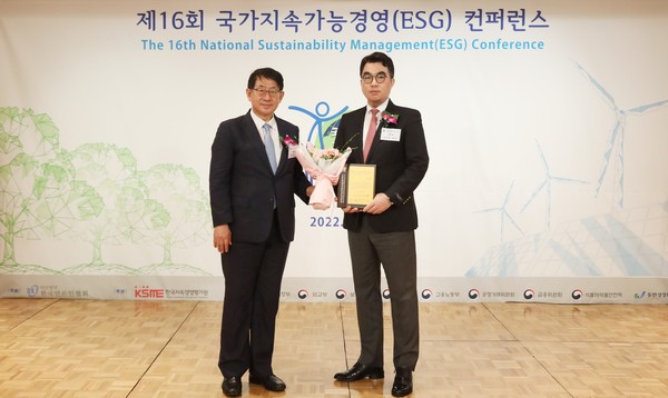 ▲오준오 보람그룹 대표이사(우)가 제16회 국가지속가능경영(ESG) 컨퍼런스에서 기념촬영을 하고 있다.