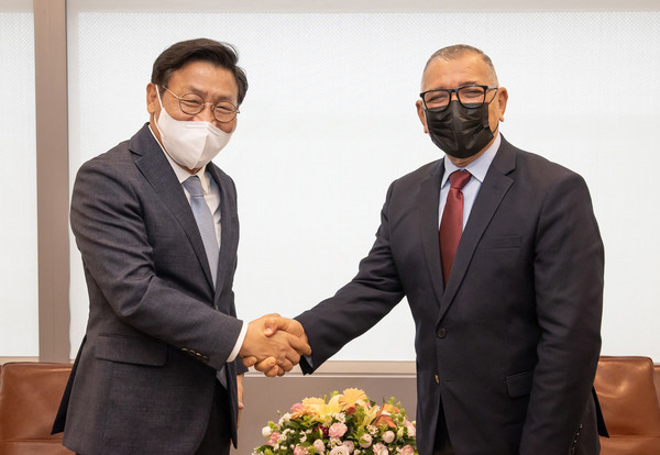 삼성전자 생활가전사업부장 이재승 사장(사진 왼쪽)과 라파엘 고메스 도미니카공화국 에너지광물부 차관