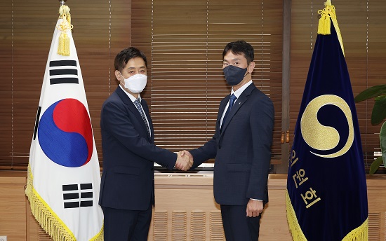 ▲ 김주현 금융위원장(왼쪽)과 이복현 금융감독원장(오른쪽)은 11일 취임 후 첫 회동을 가졌다.