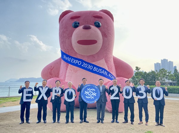 롯데는 시그니엘 부산에 설치된 벨리곰 앞에서 부산시와 함께 2030부산세계박람회 유치를 기원했다. 박형준 부산시장(왼쪽에서 5번째), 신동빈 롯데 회장(왼쪽에서 6번째)