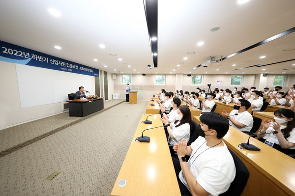 ▲ 백정완 대우건설 대표가 하반기 신입 사원들과의 대화를 통한 소통의 자리를 가지고 있다