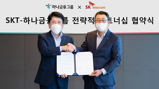 ▲ 지난 22일 열린 하나금융그룹과 SK텔레콤 전략적 파트너십 협약식에 참석한 함영주 하나금융그룹 회장(사진 왼쪽)과 유영상 SK텔레콤 사장(사진 오른쪽)이 악수하며 상호 협력을 다짐하는 기념촬영을 하고 있다.