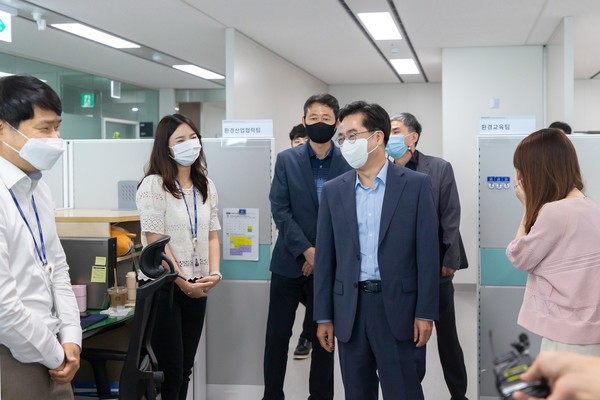 경기도청에서 직원들과 환담을 나누고 있는 김동연 경기도지사