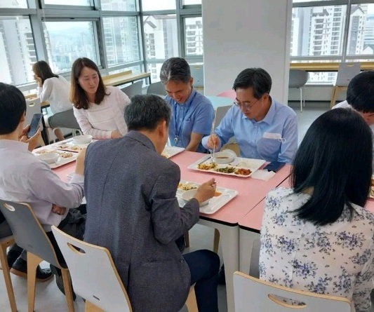 구내식당에서 세정과 직원들과 식사 중인 김동연 경기도지사