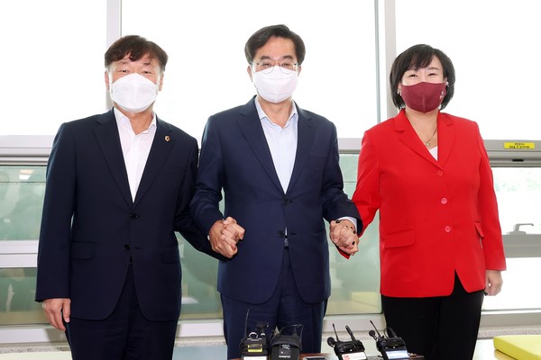 왼쪽부터 경기도의회 더불어민주당 남종섭 대표의원, 김동연 경기도지사, 국민의힘 곽미숙 대표의원