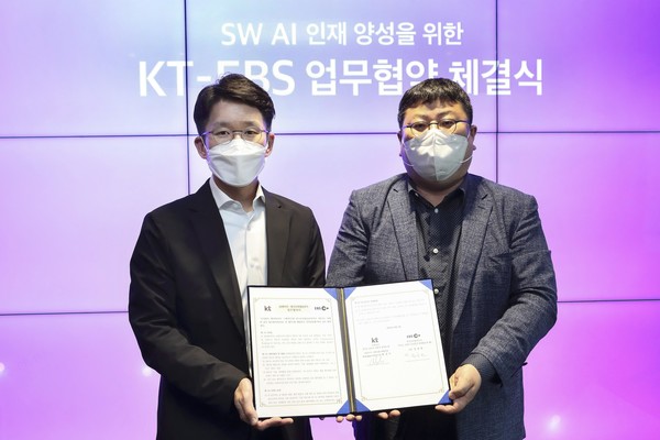 ▲KT AI/BigData사업본부 최준기 본부장(왼쪽)과 EBS 학교교육본부 유규오 본부장(오른쪽)이 기념사진 촬영.