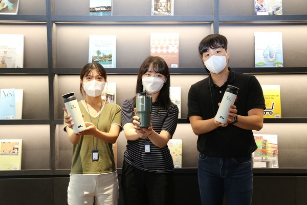 ▲ DL이앤씨 직원들이 ‘종이컵 제로’ 캠페인을 위해 지급받은 개인 컵을 사용하고 있다.
