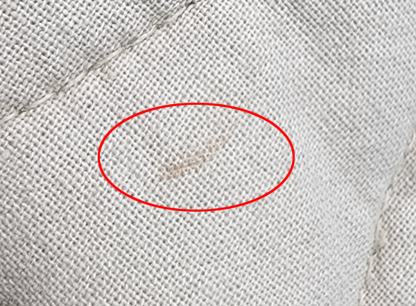 ▲ 자라 온라인몰에서 점퍼를 구매했으나 화장품 자국이 선명했고 허리의 한 쪽 부분 끈도 누가 사용한 것처럼 조여져 있었다.
