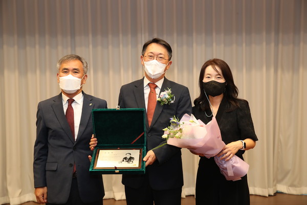 ▲ 김현준 사장(가운데)이 이정관 부사장(왼쪽) 및 직원과 퇴임식 기념촬영을 하고 있다.
