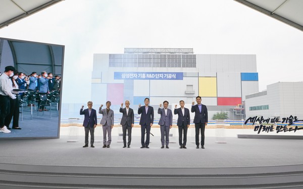 왼쪽부터 최시영 파운드리사업부장, 진교영 삼성종합기술원장, 경계현 DS부문장, 이재용 부회장, 정은승 DS부문 CTO, 이정배 메모리사업부장, 박용인 시스템LSI사업부장