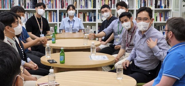 이재용 부회장이 19일 삼성전자 화성캠퍼스에서 임직원들과 간담회를 갖고 이야기를 나누고 있다.