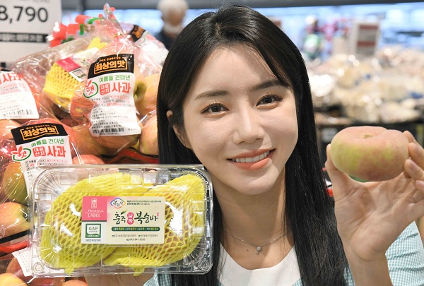 ▲홈플러스는 MZ세대 중심으로 열풍을 일으키며 ‘핵인싸 과일’로 떠오른 ‘납작복숭아’와 ‘햇 홍로사과’를 최적가에 선보인다고 21일 밝혔다.