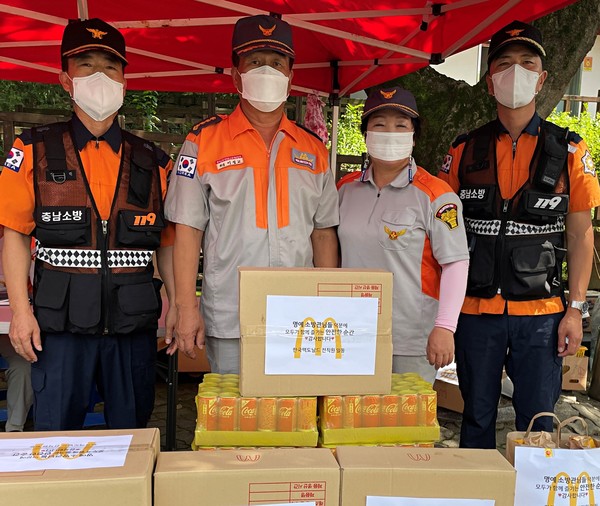 ▲한국맥도날드가 기록적인 폭우로 인한 실종자 수색에 총력을 기울이고 있는 경기, 강원, 충남 지역 현장에 행복의 버거를 전달했다