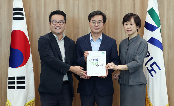 민선8기 경기도지사직인수위원회로부터 백서를 받은 김동연 경기도지사(가운데)