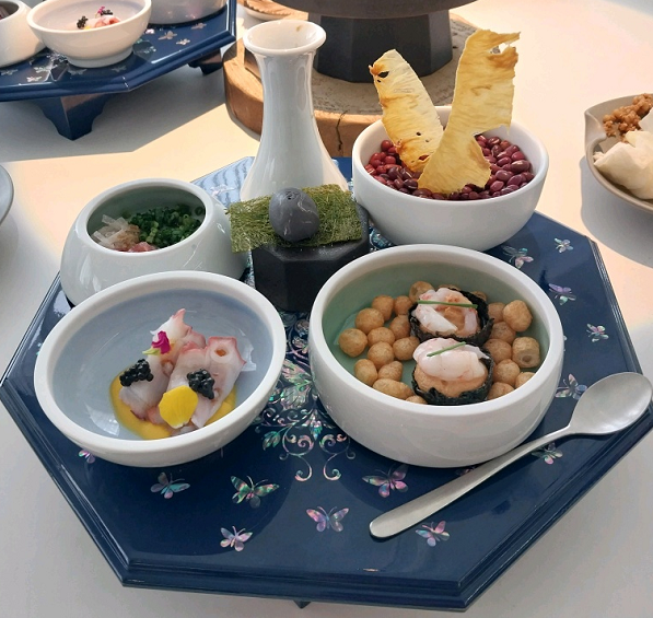 ▲푼주 시그니처 메뉴 '주병합 타파스' 김세진 오너셰프가 기획했다. 처음에는 네 개의 그릇이 술 병 모양으로 나왔다. 네 개로 분리할 수 있고 그 안에 음식이 담겨있다.