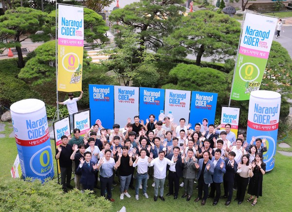▲24일 서울 동대문구 동아오츠카 별관 앞에서 동아오츠카 본사 임직원들이 나랑드사이다 신제품 출시를 기념해 사진 촬영을 하고 있다