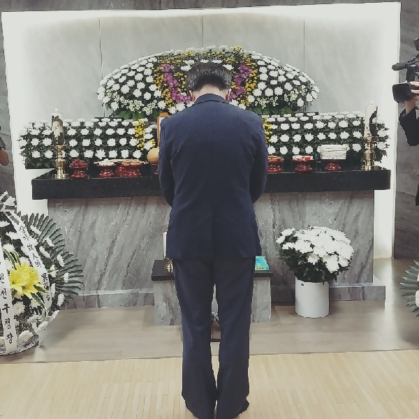 ▲지난 21일 복지사각지대에 놓여 질병과 생활고에 시달리다 세상을 떠난 ‘수원 세모녀’를 위해 마련된 빈소에 김동연 경기도지사가 조문하고 있다