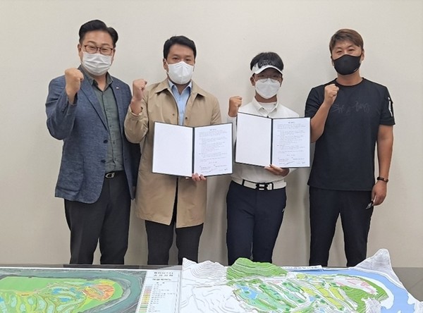 ▲탑스텐 동강시스타 정환오 대표(왼쪽 둘째)가 김대훈 선수(왼쪽 셋째)가 지원 제휴협약을 맺고 기념촬영하고 있다