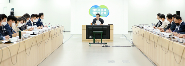 ▲31일 경기도청에서 ‘비상경제 중심 추석종합대책’을 주제로 8월 도정 열린회의(중앙 김동연 도지사)