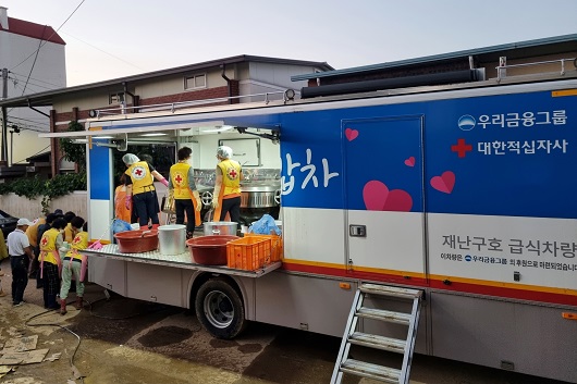 ▲ 우리금융그룹은 태풍 힌남노 피해지역인 경북 포항시 소재 복지회관에 긴급구호세트와 우리금융 구호급식차량을 지원하고 있다.
