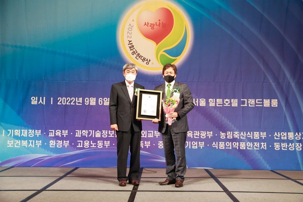 유창조 동국대학교 경영학과 교수(왼쪽), 이상엽 대웅제약 홍보팀장