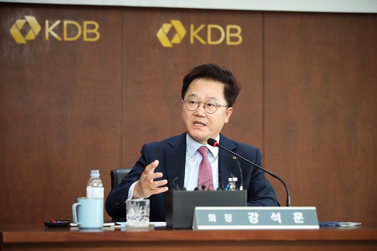 ▲ 강석훈 산업은행 회장이 14일 열린 기자간담회에서 발언하고 있다.