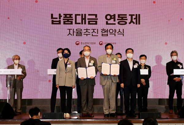 ▲ 이영 중소벤처기업부 장관(왼쪽에서 첫 번째)과 최양환 부영그룹 대표(왼쪽에서 두 번째), 윤수현 공정거래위원회 부위원장(왼쪽에서 네 번째)이 협약식 기념촬영을 하고 있다.