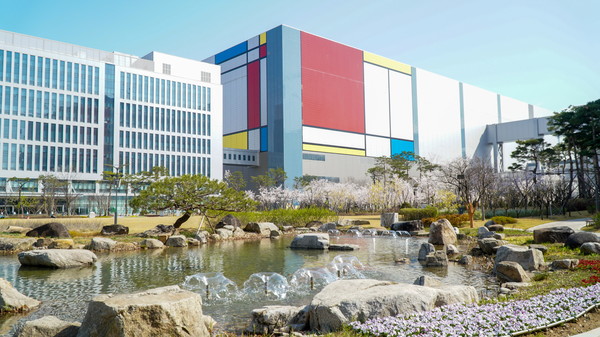 ▲평택사업장 내부에 조성된 연못 모습