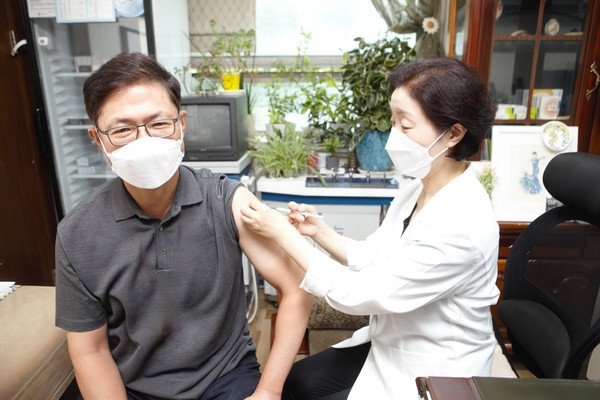 ▲SK바이오사이언스 안재용 사장이 19일 경기도 분당에 위치한 한사랑김경희 소아청소년내과에서 스카이코비원으로 코로나19 백신 4차 접종을 진행했다