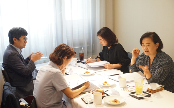 ▲‘2022 금융소비자 보호 우수콘텐츠 대상’ 심사위원들이 심사하고 있다. (왼쪽부터)윤민섭 한국금융소비자보호재단 연구위원, 최현숙 컨슈머리서치 대표, 안수현 한국외대 법학전문대학원 교수, 조윤미 미래소비자행동 상임대표