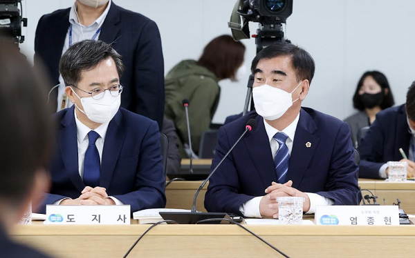 ▲ 26일 '더불어민주당-경기도 예산정책협의회' 참석한 염종현 경기도의회 의장(오른쪽), 김동연 경기도지사(왼쪽)