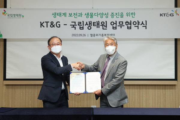 ▲이상학 KT&G 지속경영본부장(왼쪽)과 조도순 국립생태원장
