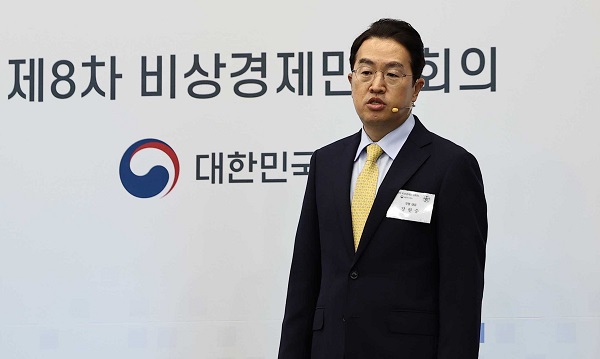 ▲28일 광주 김대중컨벤션센터에서 열린 '대한민국 디지털 도약 전략 발표식'에서 강한승 쿠팡 대표가 자사의 디지털 역량 활용 사례를 소개하고 있다.