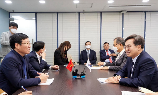 ▲28일 김동연 도지사와 레 쥬이 탄 빈푹성 인민위원회 인민위원장 면담하는 모습(사진=경기도청)