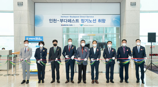 ▲박요한 대한항공 한국지역본부장 (오른쪽에서 5번째), 이슈트반 새르더헤이 주한 헝가리 대사 (오른쪽에서 6번째) 등 행사관계자들이 기념 촬영을 하는 모습