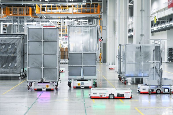 ▲LG스마트파크 통합생산동 1층 지상에서 5G 전용망 기반 물류로봇(AGV, Automated Guided Vehicles)들이 바쁘게 돌아다니는 장면.