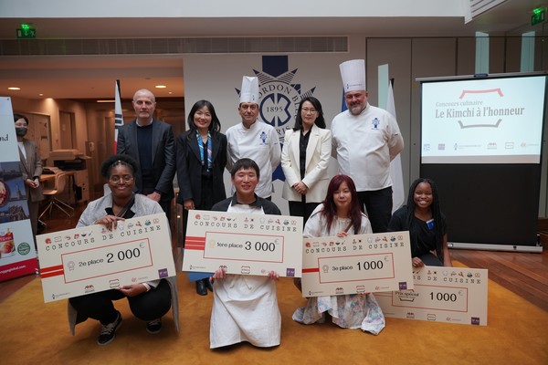 ▲현지시간 5일 프랑스 파리 르 꼬르동 블루 본교에서 진행된 '종가 김치 쿡 오프(JONGGA Kimchi Cook-off)' 요리대회의 수상자와 심사위원단이 시상식에서 기념촬영을 하고 있다