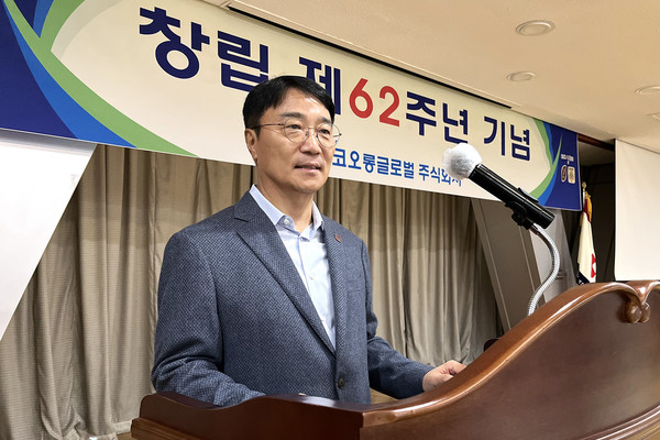 ▲ 김정일 코오롱글로벌 대표가 실적 및 비전 설명을 하고 있다.