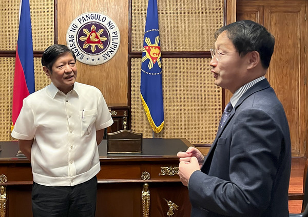 ▲ KT 구현모 대표(우측)와 필리핀 페르디난드 마르코스 주니어(Ferdinand Marcos Jr.) 대통령.