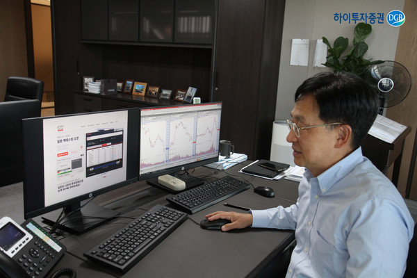 ▲하이투자증권 홍원식 사장이 젠포트 서비스에 1호로 등록하고 있다.
