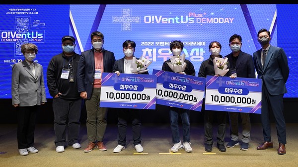 ▲CJ와 창조경제혁신센터가 함께 하는 오벤터스플러스 데모데이에서 최우수 기업으로 선정된 세 곳의 관계자들이 기념 사진을 찍고 있다