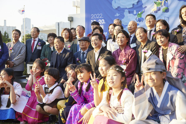 ▲김동연 지사(가운데)가 경기도민상 수상자들과 기념촬영을 하고 있다.