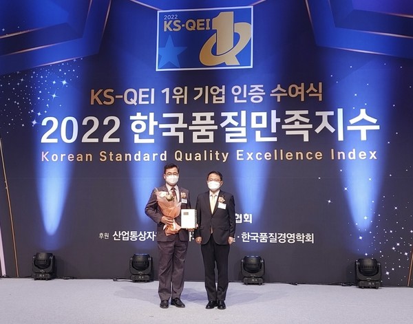 ▲21일 진행된 ‘2022 한국품질만족지수(KS-QEI)’ 전기밥솥 부문 시상식에서 백세현 쿠첸 품질경영팀 실장(왼쪽)과 강명수 한국표준협회장(오른쪽)이 기념 촬영을 하고 있다