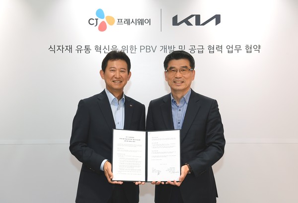 ▲정성필 CJ프레시웨이 대표이사(왼쪽)와 기아 송호성 사장