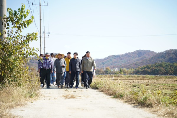 ▲추수를 위해 논으로 향하는 김 지사.