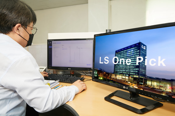 케이블 유통점 직원이 LS 원픽을 통해 사무실에서 재고 상황을 확인하고 있다.