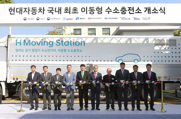 ▲ (왼쪽부터) 현대로템 에코플랜트사업본부장 오준석 상무, 한국가스안전공사 수소검사처 박용석 처장, 서울시 친환경차량과 정순규 과장, 광진구 백일헌 부구청장, 현대차 국내사업본부장 유원하 부사장, 국토교통부 윤진환 종합교통정책관, 광진구의회 추윤구 의장, 산업부 에너지안전과 배재형 사무관, 현대글로비스 유통사업부장 김희준 상무, 현대오일뱅크 영업본부장 박기철 전무 등 주요 관계자들이 기념 촬영을 하는 모습.