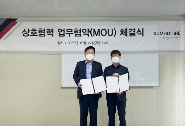 ▲(왼쪽부터) 임병석 금호타이어 한국영업담당 상무, 최창구 순천교통 대표
