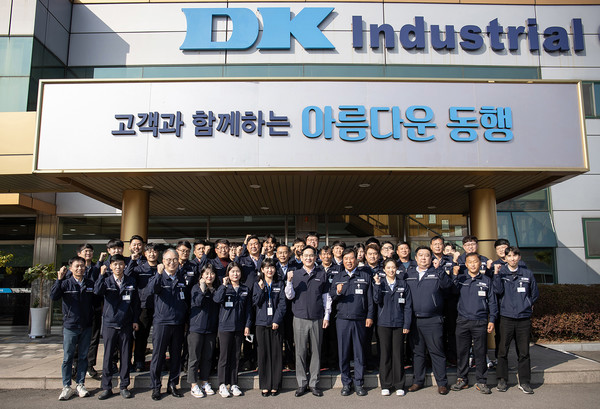 광주광역시에 위치한 삼성전자 협력회사 '디케이'에서 이재용 삼성전자 회장과 디케이 직원들이 기념 사진을 촬영하고 있다.